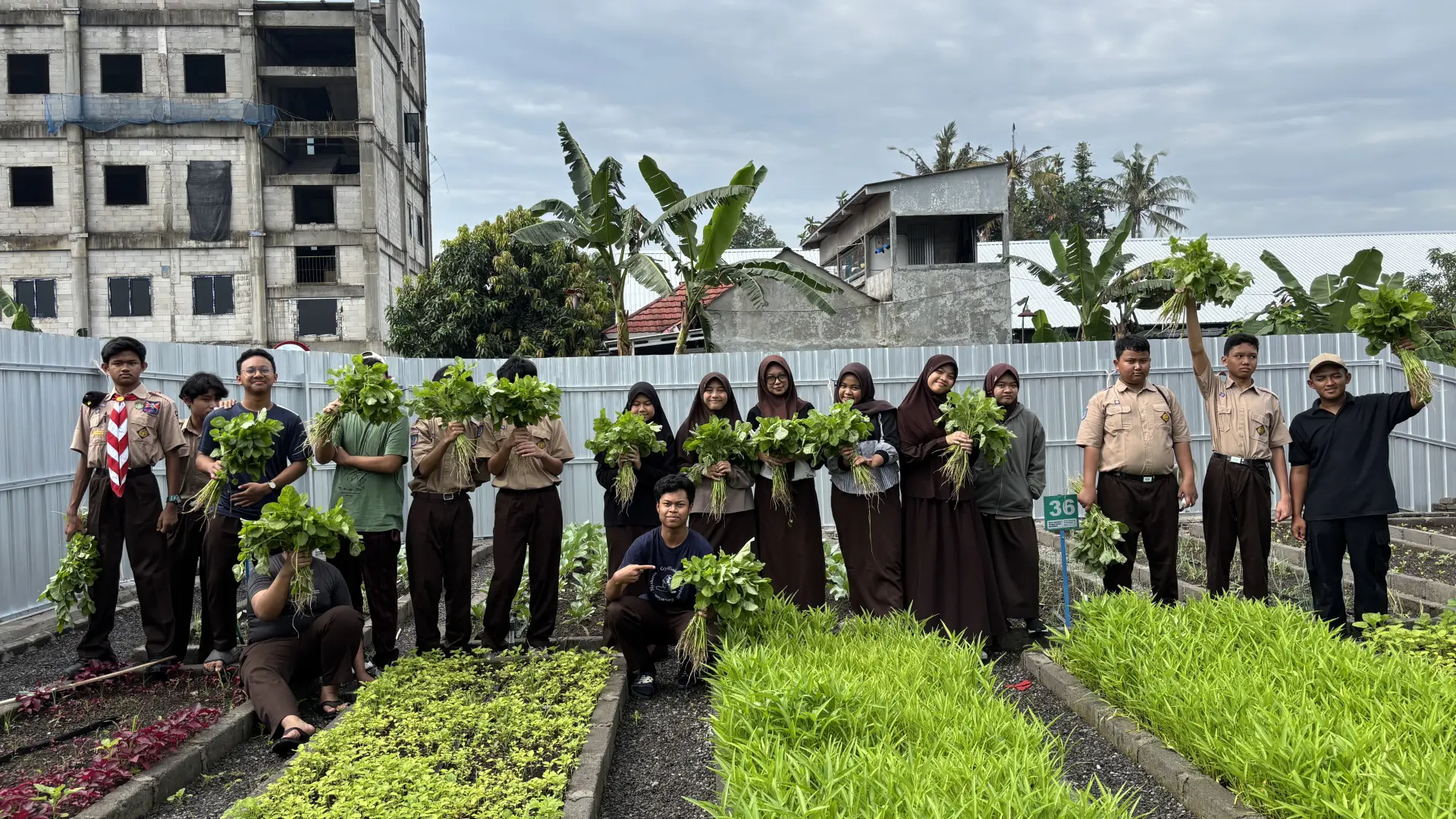 Siswa SMA Teladan Yogyakarta Belajar Bisnis dari Kebun Sekolah