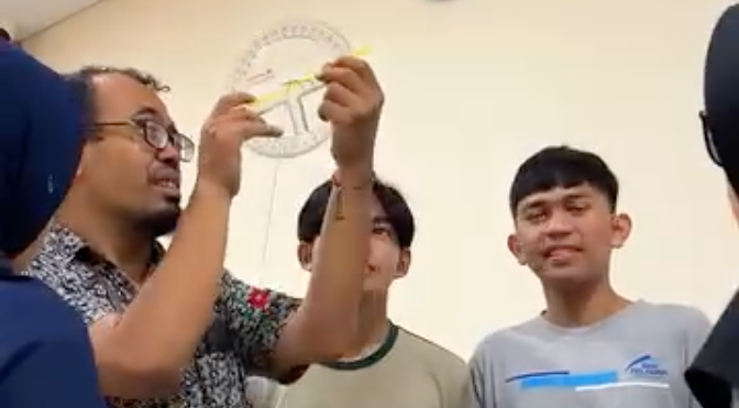Siswa SMA Teladan Yogyakarta Mengukur Tinggi Gedung dengan Klinometer Buatan Sendiri