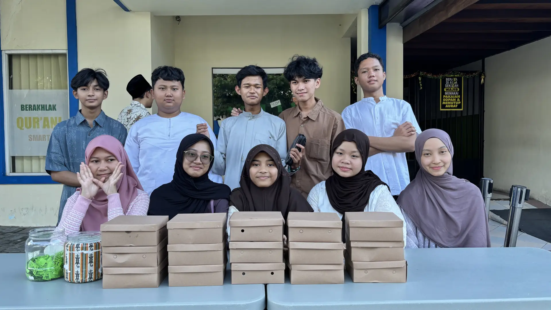 Siswa SMA Teladan Yogyakarta Gelar Aksi Bagi-Bagi Takjil Gratis untuk Warga